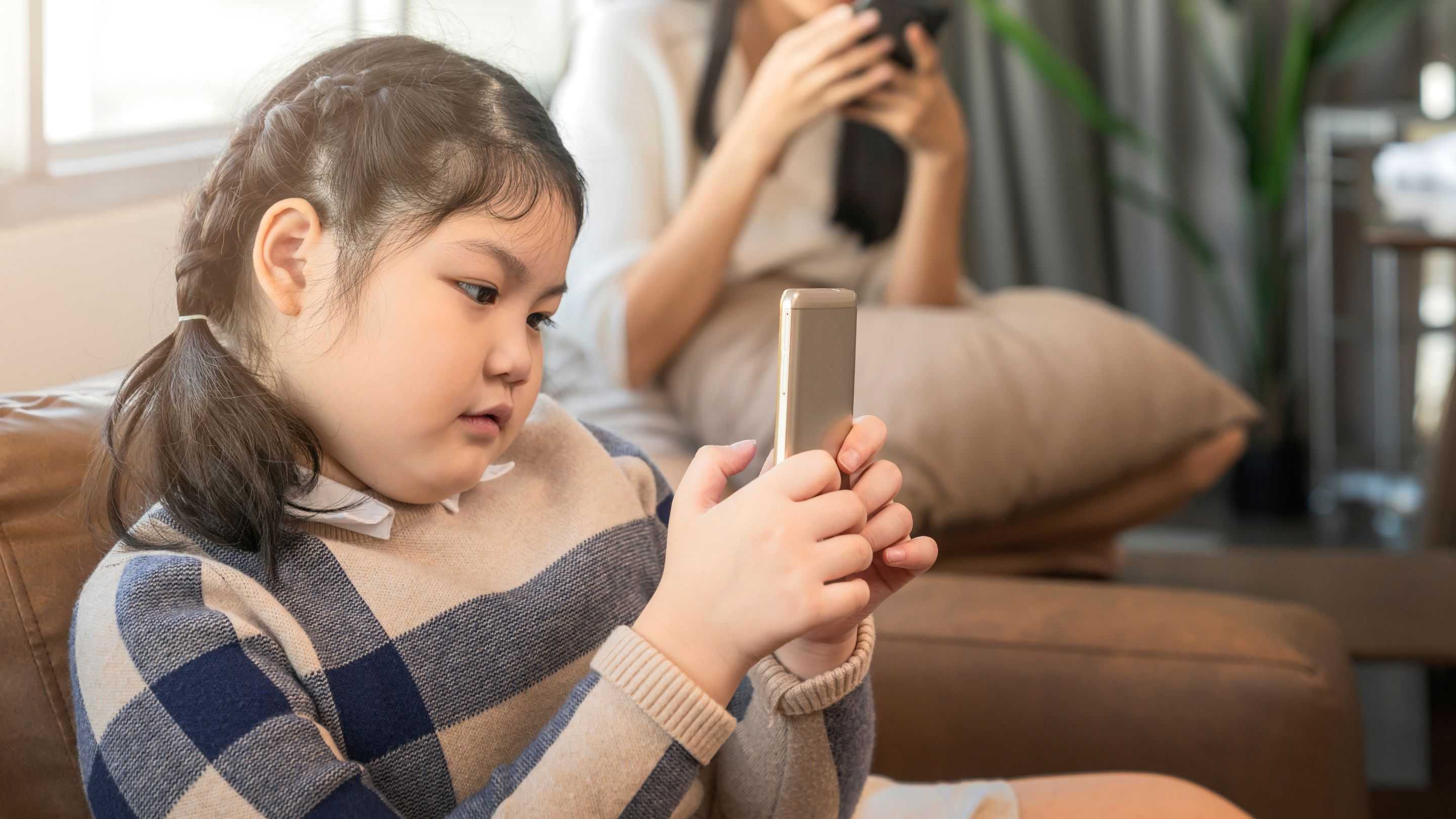 Apa Dampak Radiasi HP pada Mata Anak yang Perlu Diwaspadai?